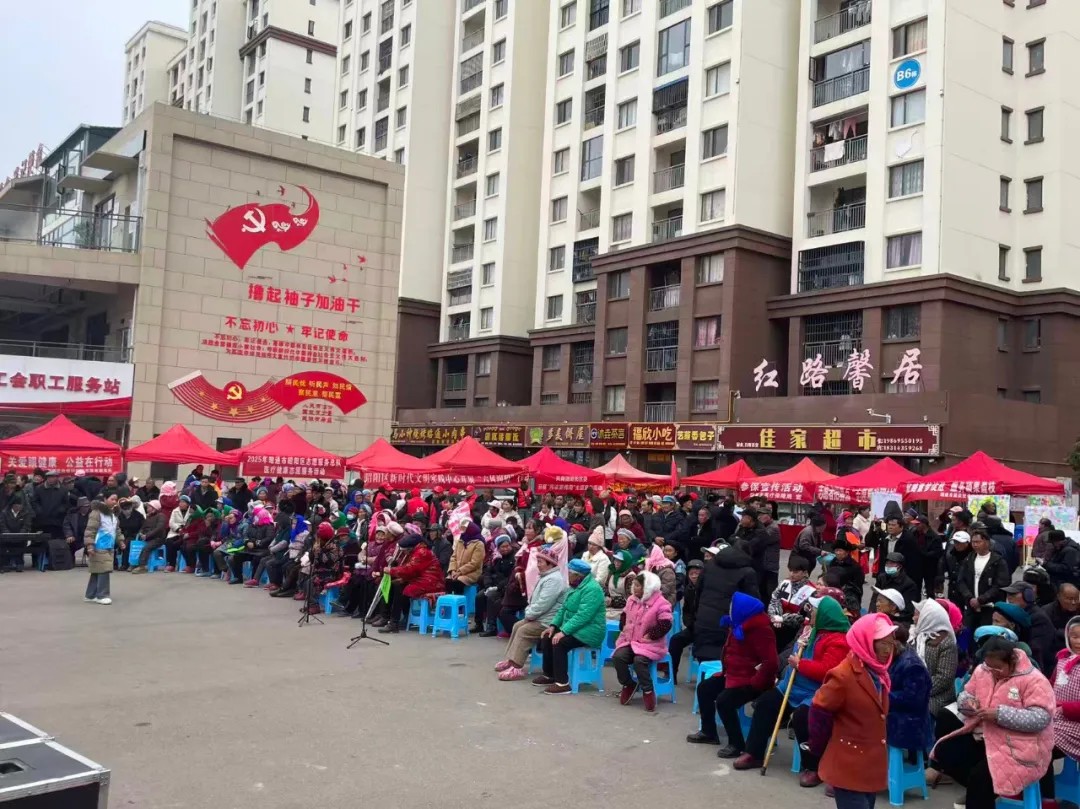 【州市亮点】昭通市医保局到昭阳区红路安置区同心社区中心广场开展参保宣传