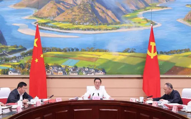 王予波主持省政府党组理论学习中心组集中学习时强调：以好作风振奋精神激发斗志树立形象凝聚力量