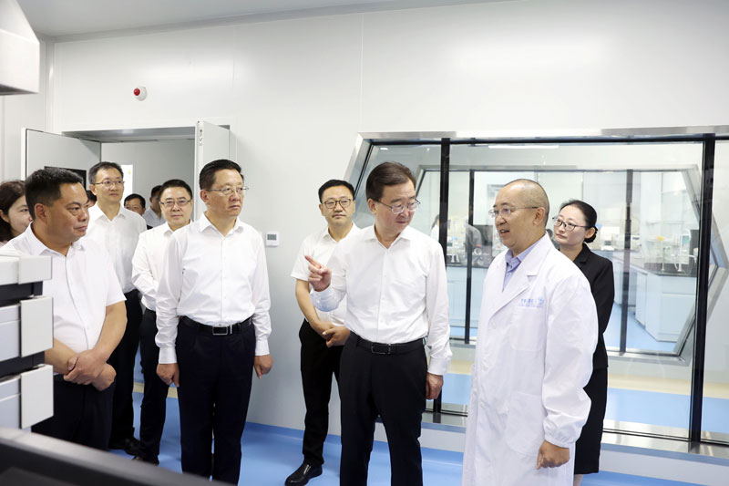 王宁王予波在医师节到来之际赴医疗卫生机构调研 向全省医疗卫生工作者致以节日问候