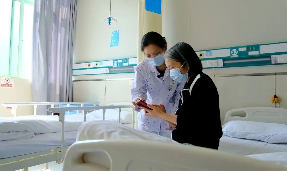 【州市亮点】红河个旧：病房里办出院 患者结算不奔波